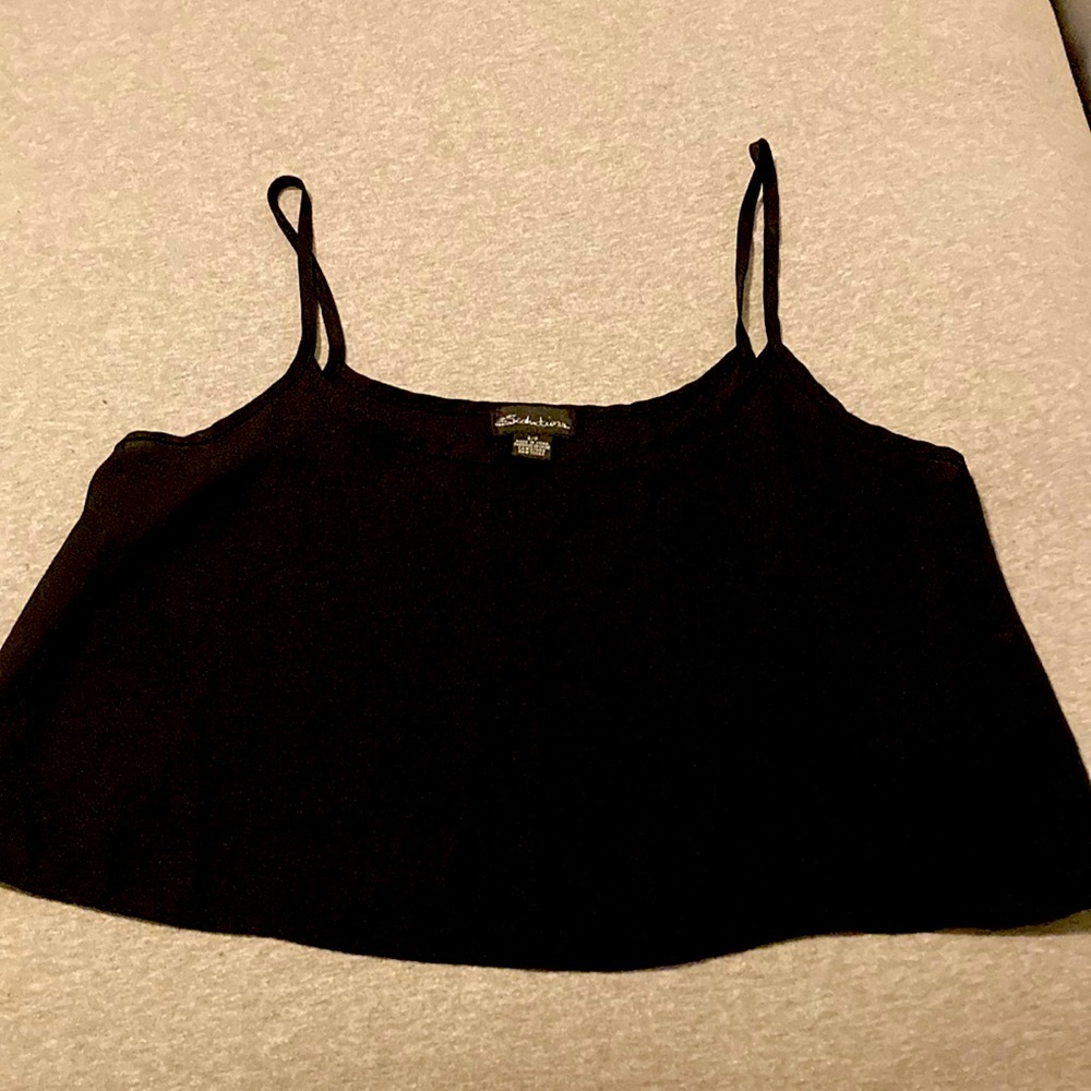 Skinny strap, crop top.
